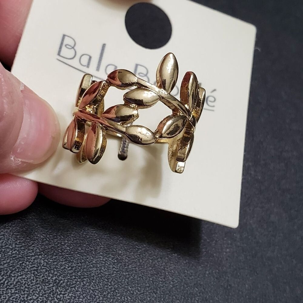 Gold tone leaf ring size 7.5